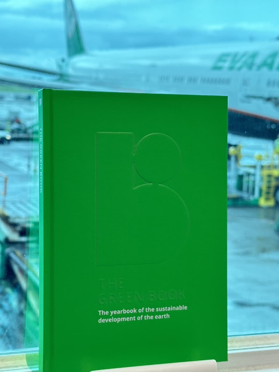 回顧 The Green Book 自創立以來，我們已多次走進國內外的重要永續盛會，
每一次的參與，都進一步鞏固台灣在全球永續領域的影響力。
我們很榮幸受邀與台灣設計研究院共同前往荷蘭，參加2024循環設計國際發表會。